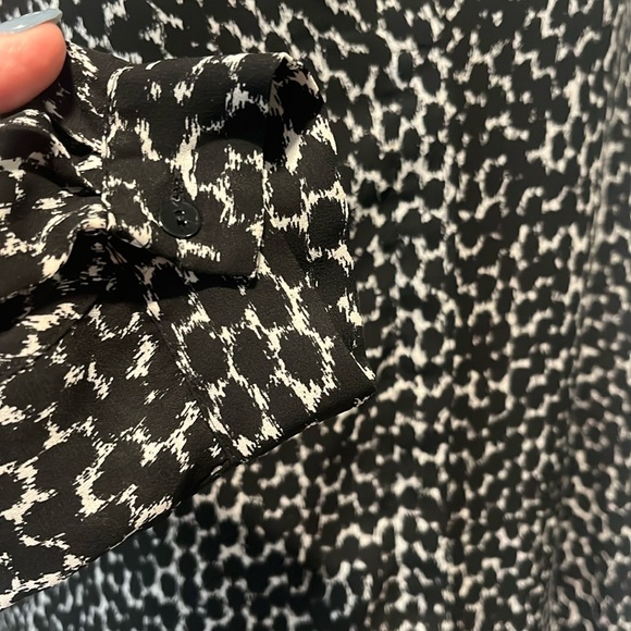 Violet & Claire Black and White Blouse Size Medium - Picture 4 of 10